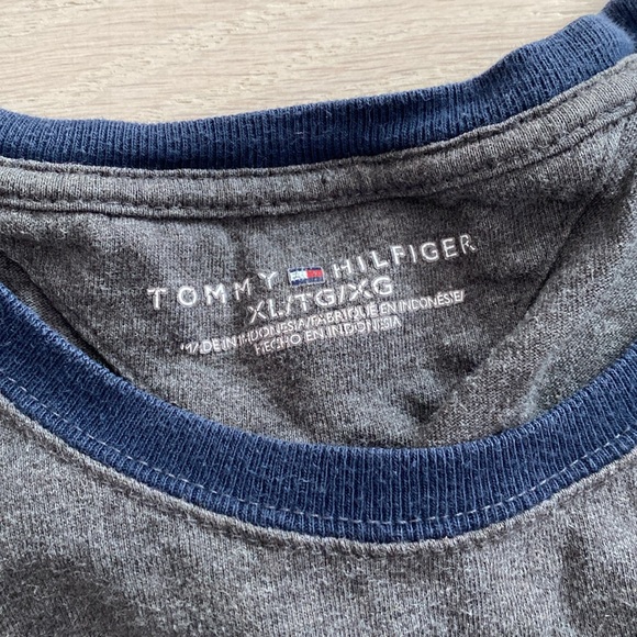 Vintage Tommy Hilfiger Tee - XL Cropped - Picture 3 of 5